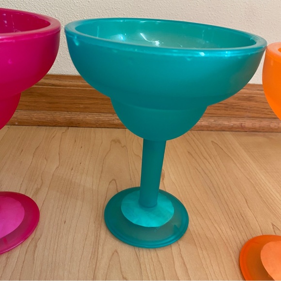 Lot of 4 Double-Walled Plastic Margarita Glasses w/ Freezable Cooling Gel - Picture 4 of 7